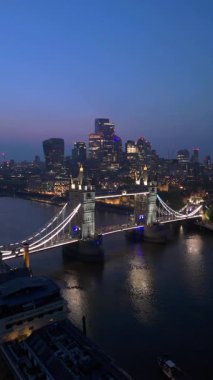 Tower Bridge 'in ve Londra' nın alacakaranlıkta parlayan ışıkların Thames Nehri 'ni yansıttığı göz kamaştırıcı güzelliğini yaşayın. Unutulmaz, dehşet verici bir sahne yaratın.