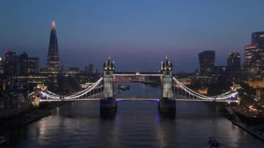 Londons güzelliğini yukarıdan, Tower Köprüsü 'nün nefes kesici manzarası ve Thames nehri boyunca aydınlık bir siluet ile yaşayın. Şehirler cazibesini canlı renklerle yansıtıyor.