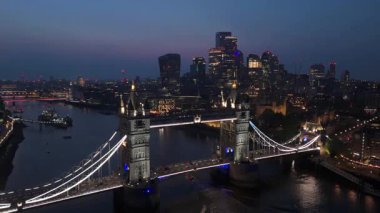Tower Bridge ve Londons 'un nefes kesen hava manzarası alacakaranlıkta Thames nehrinin üzerinde parlayarak unutulmaz bir büyülü deneyim yaratıyor.