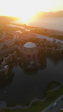 San Francisco 'daki ikonik Güzel Sanatlar Sarayı' nın çarpıcı hava manzarası. Güneş arkasında güzel bir şekilde batarken etkileyici mimarisini ve manzarasını gözler önüne seriyor.