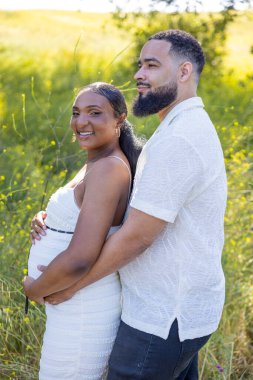 Afro-Amerikan çifti, yazın açık havada eğlenerek güzel hamileliklerinin muhteşem haberini kutluyorlar. 