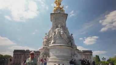 Londra 04.28.2025. Çarpıcı Buckingham Sarayı zaman çizelgesi, kraliyet konutu, ikonik Victoria Anıtı, bir dizi turistle dolup taşıyor ve zaferin görkemli altın heykeliyle süsleniyor.