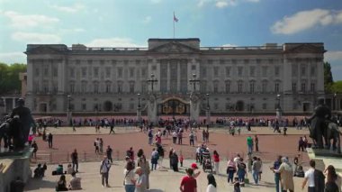 Londra 04.28.2025. Dünyaca ünlü Buckingham Sarayı zaman çizelgesini keşfedin, coşkulu ziyaretçilerle dolu, hepsi canlı ve çarpıcı bir gökyüzünün nefes kesici zeminine karşı.