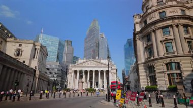 Londra 04.28.2025. Canlı sahne, şehir projeleri için dinamik ve derinlik ve karakter gerektiren klasik ve çağdaş Londra mimarisi arasındaki karşıtlığı vurgular.