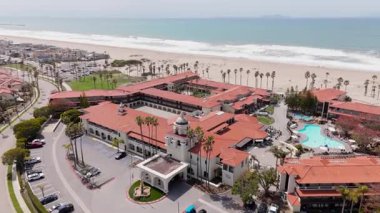 İnanılmaz insansız hava aracı görüntüleri, Oxnard, California 'yı harika bir konaklama yeri haline getiren çarpıcı sahil manzarasını ve etkileyici otel mimarisini güzel bir şekilde ön plana çıkarıyor.