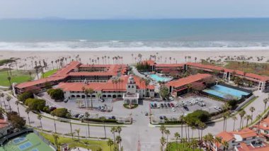 Oxnard, California 'nın nefes kesici hava manzarasını tecrübe edin. Güzel kıyı şeridini, parıldayan havuzları ve bu büyüleyici sahil kentini tanımlayan ikonik palmiye ağaçlarını vurgulayın.