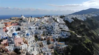 Yunanistan 'ın önde gelen turizm merkezlerinden biri olan Santorini Adası' nın nefes kesici fotoğraflarını keşfedip keşfetmek ve keşfetmek, unutulmaz tatiller ve Akdeniz güneşinin altında huzurlu tatiller için mükemmel.