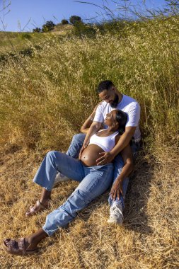 Afrika kökenli Amerikalı bir çift güzel hamilelik yolculuklarını sevinçle kutluyor. Doğa ile çevrili, sıcak, samimi anları paylaşıyor. Bağlarını ve ilişkilerini önemli ölçüde güçlendiriyor.