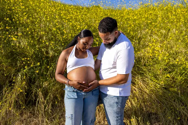 Afrika kökenli Amerikalı bir çift, doğanın güzelliğini kucaklıyor. Kadın hamile eşinin karnına sarılıyor ve anne babaya olan yolculuklarını kutluyor.