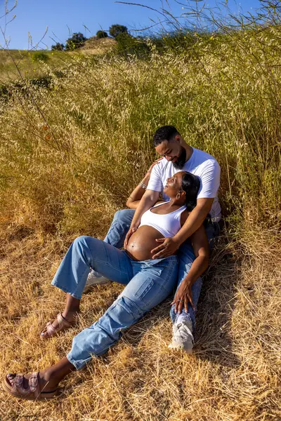 Afrika kökenli Amerikalı bir çift güzel hamilelik yolculuklarını sevinçle kutluyor. Doğa ile çevrili, sıcak, samimi anları paylaşıyor. Bağlarını ve ilişkilerini önemli ölçüde güçlendiriyor.