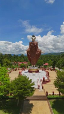 Wachiramongkol Wat Bang Thong, Tayland 'ın Krabi eyaletindeki ünlü bir tapınak. Çok güzel bir Budist tapınağı. Ve bir çok ziyaretçi tapınağı ziyarete gelir..