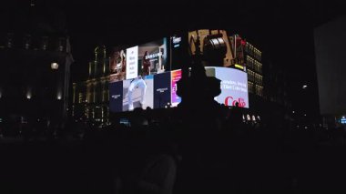 Londra 04.28.2025. Londra 'nın zaman çizelgesi, canlı ve göz alıcı reklamlar Piccadilly Sirki' nin ikonik görüntüsünü aydınlatıyor, çeşitli saygın markalar ve eşsiz ürünler sergiliyor. 