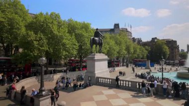 Londra 04.28.2025. Trafalgar Meydanı 'nın canlı atmosferi, simgelerine hayran olmak, çift katlı otobüslere binmek, ve etraftaki hayat dolu enerjinin içinde yüzmek. Bu tarihi şehri keşfetmek için mükemmel bir gün.