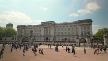 Londra 04.28.2025. Buckingham Sarayı 'nın canlı atmosferi. Ziyaretçiler görkemli ihtişamına hayran. Özellikle de İngiliz kültürünü ve zengin tarihsel önemini yansıtan güneşli günlerde.