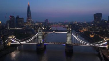 Tower Bridge 'in büyüleyici ve nefes kesici hava görüntülerini, büyüleyici alacakaranlık saatlerinde, Londra' nın muhteşem ufuk çizgisini ve Thames Nehri 'nin dingin güzelliğini görün.