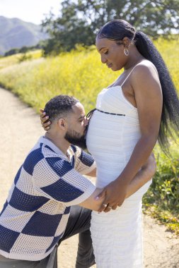 Sevgi dolu bir çift için gerçekten mutlu bir an derin aşklarını ve parlak geleceklerini doğanın canlı kucaklamalarıyla kucaklamaları bu güzel olayı daha da özel ve unutulmaz kılıyor.