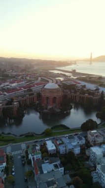 San Francisco 'nun nefes kesen güzelliğini görkemli gökyüzünü, güzel sanatların ikonik sarayını ve günbatımında görkemli Golden Gate Köprüsünü gösteren çarpıcı hava görüntüleriyle yaşayın.