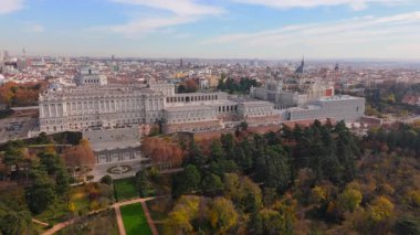 Madrid Kraliyet Sarayı ve görkemli Almudena Katedrali 'nin güzel bir şekilde sergilendiği nefes kesici hava görüntülerini izleyin. Hepsi Madrid, İspanya' nın çarpıcı siluetine karşı.