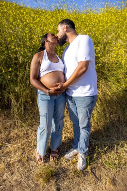 Neşeli bir çift açık havada güneşli bir günün tadını çıkarır. Doğayla çevrili canlı bir alanda aşklarını ve ebeveynliklerini kutlarlar. Bir ömür boyu unutamayacakları anılar yaratırlar.