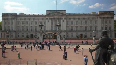 Londra 04.28.2025. Buckingham Sarayı, İngiliz kraliyetinin bir sembolü. Londra 'nın çeşitli turistleriyle dolup taşıyor. Tarihi ve kültürü açısından zengin turizm ve turizm aşıkları için ideal bir yer.