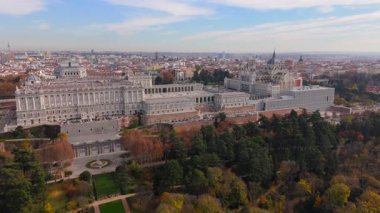 Göz kamaştırıcı hava görüntüleri Madrid Kraliyet Sarayı 'nı çok güzel gösteriyor. Görkemli bir yer. Etrafı yemyeşil bahçeler ve şehrin göbeğindeki ikonik Almudena Katedrali ile çevrili.