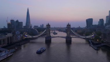 Londra 'nın Thames Nehri' yle birleştiği alacakaranlıktaki Tower Bridge 'in çarpıcı hava manzarasını takdir ediyorum. Mimari zarafet ve romantik akşam atmosferini sergiliyor.