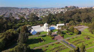 San Franciscos Botanik Bahçesi 'nin havadan görünüşü. Şehir silueti tarafından çerçevelenmiş dingin bir bahçenin canlı yeşilliği ve renkli çiçekleri. Doğayı, kentsel yaşamı ve çevresindeki kültürü harmanlıyor.