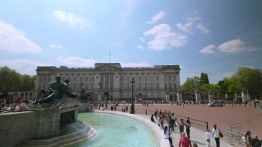 Londra 04.28.2025. Buckingham Sarayı, ihtişamının tadını çıkaran turist kalabalığını cezbediyor. Zarif çeşme gün ışığında parlıyor ve Londra 'nın bu olağanüstü konumunun cazibesini arttırıyor.