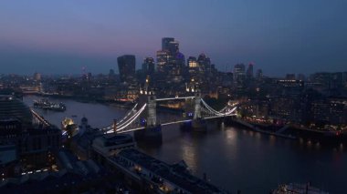 Nefes kesici alacakaranlık görüntülerini keşfetmek ve keşfetmek için bir maceraya atılın. Muhteşem Tower Köprüsü 'nü ve Thames Nehri' ni çevreleyen canlı Londra siluetini güzel bir şekilde gözler önüne seren.