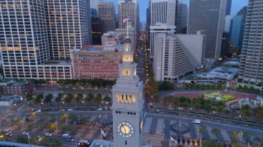 Günbatımında San Francisco Körfezi 'nin çarpıcı görüntülerinin tadını çıkarın. Ufuk çizgisini, işlek limanı ve şehrin büyüleyici cazibesini arttıran mistik sislerin altında parıldayan titreşimli ışıkları seyredin.