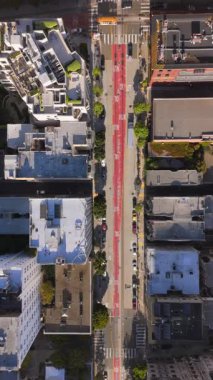 Yukarıdan aşağıya San Francisco 'nun canlı sokaklarını yakalıyor. Sabah trafiğini ve dinamik enerjiyi vurguluyor. Bu ikonik şehirler hareketli yaşamı ve kalifroninin eşsiz kültürünü tanımlıyor.