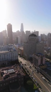 Nefes kesici hava manzarası San Franciscos 'un hareketli şehir sokaklarının ve simgesel gökyüzünün özünü yakalıyor. Hepsi de sabah güneşinin yumuşak ve sıcak ışığıyla güzelce aydınlatılıyor.