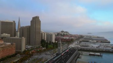 San Franciscos 'un ikonik ufuk çizgisinin nefes kesen hava manzarasını, körfezin üzerinde hareketli liman ve sabah sisini tecrübe edin. Dünyanın dört bir yanından ziyaretçileri çeken pitoresk bir manzara yaratın.