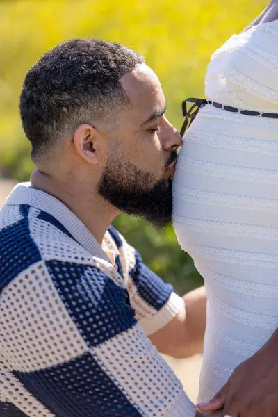 Afrika kökenli Amerikalı bir çift ebeveynliğe olan yolculuklarını neşeyle kutluyor, doğanın tadını birlikte çıkarıyorlar. Karın, büyüyen karnıyla, ılık yaz güneşinde huzur içinde dinleniyor.