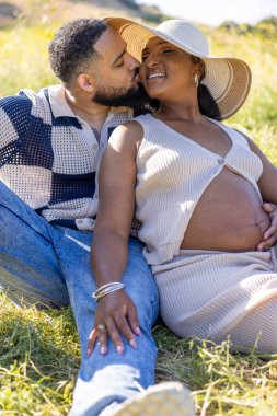 Neşeli bir yaz gününde, bir çift doğal güzelliğin tadını çıkarırlar. Aşklarının ve gelecekteki heyecanlı yolculuklarının tadını çıkarırlar. Mavi gökyüzünün altındaki bu olağanüstü anın tadını çıkarırlar.