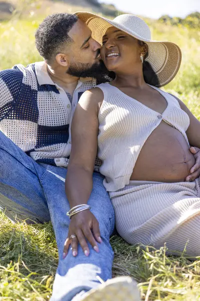 Neşeli bir yaz gününde, bir çift doğal güzelliğin tadını çıkarırlar. Aşklarının ve gelecekteki heyecanlı yolculuklarının tadını çıkarırlar. Mavi gökyüzünün altındaki bu olağanüstü anın tadını çıkarırlar.