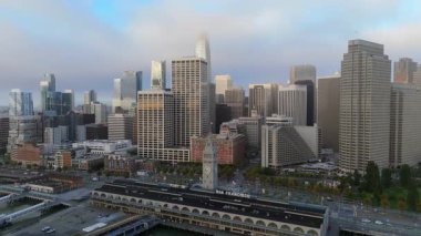 Nefes kesici ve çarpıcı hava aracı görüntüsü San Franciscos şehir merkezindeki muhteşem ufuk çizgisini yakalıyor. Liman ve büyüleyici sabah sisi zarif bir şekilde körfez sularının üzerinde süzülüyor.