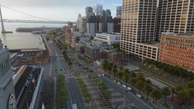 San Francisco şehir merkezindeki görkemli gökdeleni çok güzel bir şekilde gözler önüne seren nefes kesici hava görüntüsü, yüksek binaların yanı sıra onları gören herkesi büyüleyen muhteşem deniz manzarası.