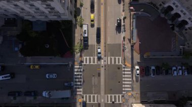 Baş döndürücü yukarıdan çekimler San Francisco 'nun genişleyen kentsel manzarasını güzel bir şekilde gözler önüne seriyor, ikonik yüksek binalarını ve hareketli şehir merkezindeki işlek caddeleri vurguluyor.