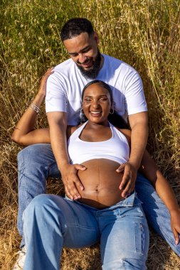 Güneşli bir günde, yakında ebeveyn olacak neşeli bir çift açık havada yakalanır. Koca, karısına kucak açıyor ve ebeveynliğe yaklaşan yolculuklarının sevgi ve heyecanını simgeliyor.