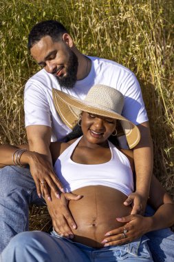 Güzel bir yaz ayininde, mutlu bir çift ilk çocuklarının dışarıda vakit geçirmesini bekliyor. Kocalar eşlerine sevgiyle sarılıp, güzel anılar yaratıyorlar.