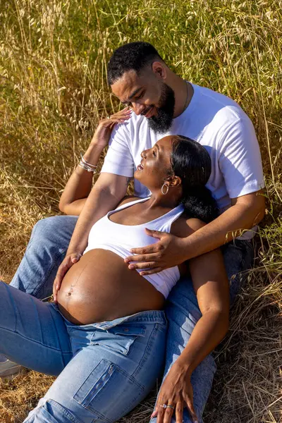 Afrika kökenli Amerikalı bir çift dışarıda hamileliklerini sevinçle kutluyor. Sevgi, beklenti ve gelecekteki bir aile yolculuğuna çıkarken kucaklaşıyorlar, gülüyorlar ve değer veriyorlar.