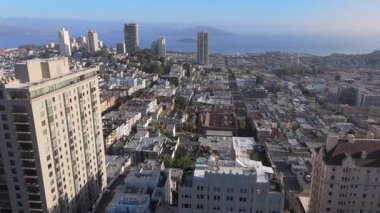 San Francisco 'nun nefes kesen ufuk çizgisini görüntüleyerek, etkileyici yüksek binalarını ve enerji ve enerji ile titreşen canlı şehir merkezini gözler önüne sererek nefes kesici hava çekimlerinin tadını çıkarın.