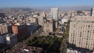 San Francisco siluetinin nefes kesici görüntülerini içeren çarpıcı hava fotoğrafları şehri tanımlayan büyüleyici kentsel manzaraların yanı sıra ikonik yüksek binalarını da güzelce sergiliyor.