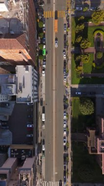 San Fransisko 'nun göz kamaştırıcı hava manzarası yoğun araba trafiğini ve hareketli şehir yaşamını gözler önüne seriyor. Hepsi de sabah güneşiyle aydınlanıyor.