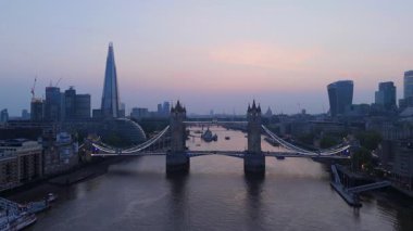 Nefes kesici bir alacakaranlık fotoğrafı muhteşem Tower Köprüsü 'nü ve Londra ufuk çizgisini yakalar ve Thames Nehri' ni güzel çizen ünlü ve ikonik mimariyi gösterir.