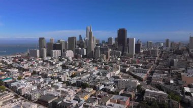 San Francisco 'nun çarpıcı siluetini gözler önüne seren nefes kesici hava fotoğrafçılığı etkileyici yüksek binalarını ve şehri tanımlayan çeşitli kentsel manzaralarını vurguluyor.