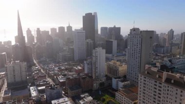 San Franciscos 'un ikonik ufuk çizgisini çok güzel bir şekilde yakalıyor, şehir merkezindeki canlı, çarpıcı yükseklikleri, eşsiz mimarisi ve şehrin sunduğu davetkar cazibeyi vurguluyor.