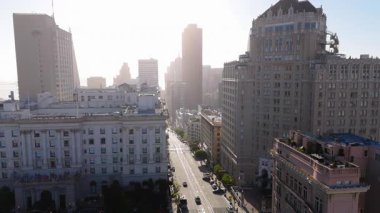 San Fransisko gökyüzünün nefes kesici hava görüntüleri bu ikonik Kaliforniya şehrinin güzel şehir manzarası arasında gururla duran çarpıcı yüksek binaları sergiliyor.