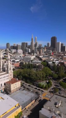San Francisco 'nun nefes kesici hava manzarası hareketli caddeleri, piramit kulesi ve Washington meydanı ile birlikte canlı ve dinamik bir şehrin özünü güzel bir şekilde yakalıyor. 